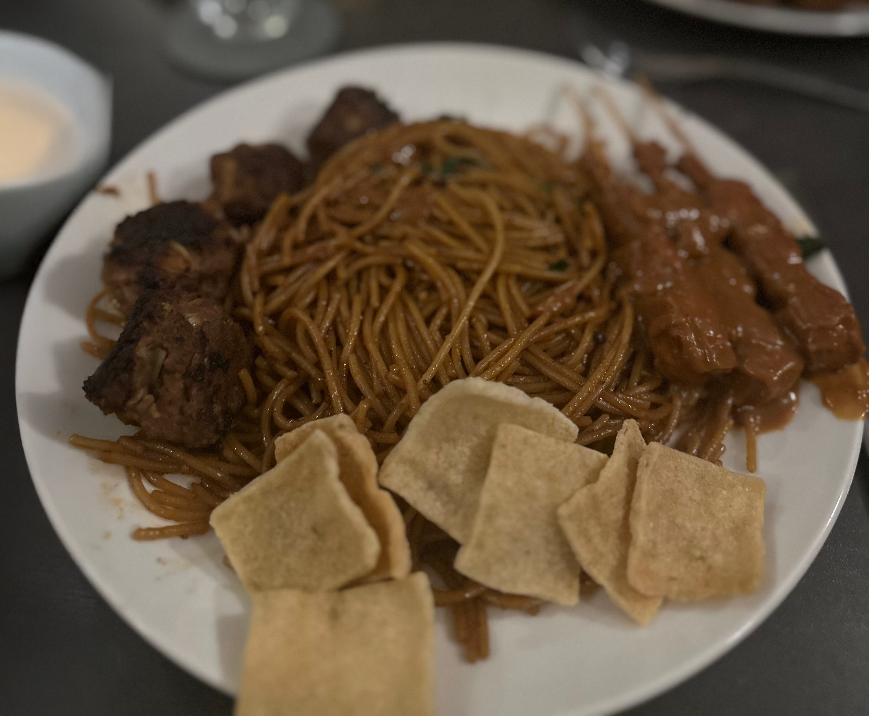 Surinaamse bami met gehaktballetjes
